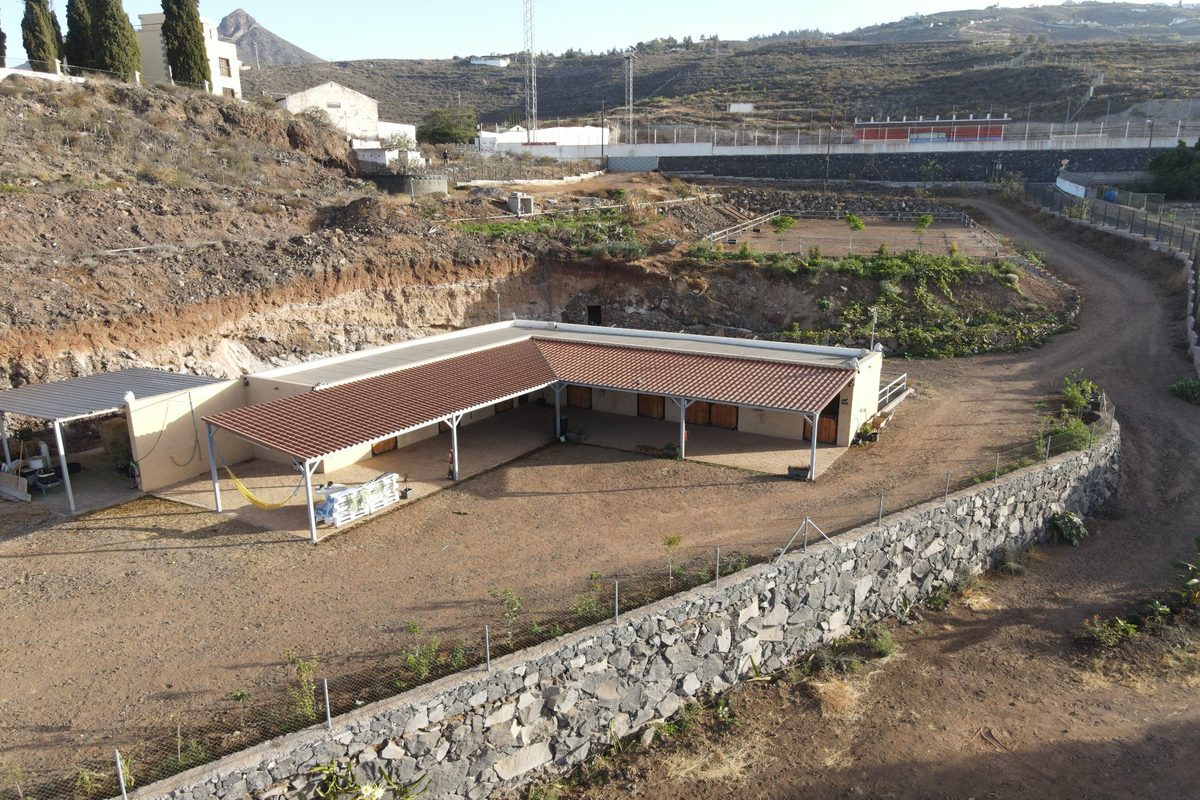 Vista aérea de las instalaciones de NA Stablos en Arona, Tenerife