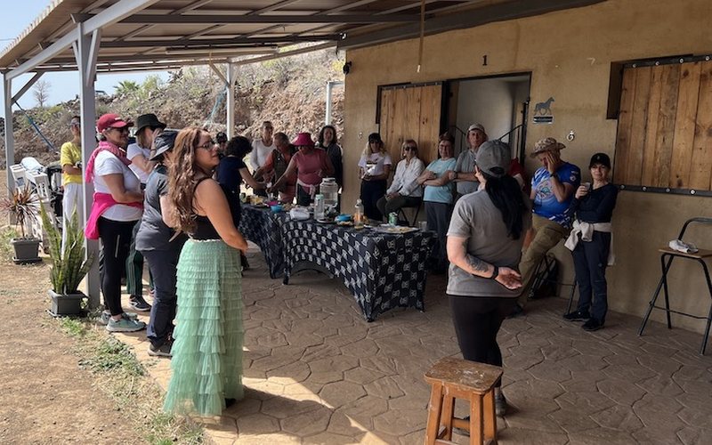Presentación del equipo de Riendas de Esperanza a grupo de visitantes